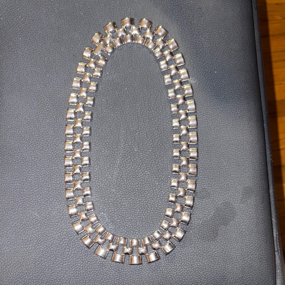 039)Vintage Elegant Silver Necklace by Avon